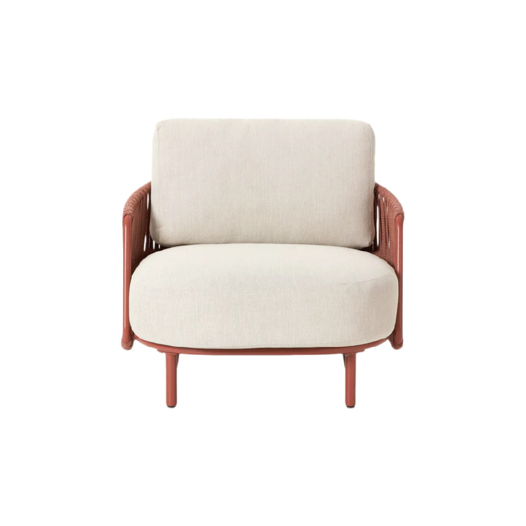 „Moderner Sessel mit Rattan-Rückenlehne und gepolstertem Sitz