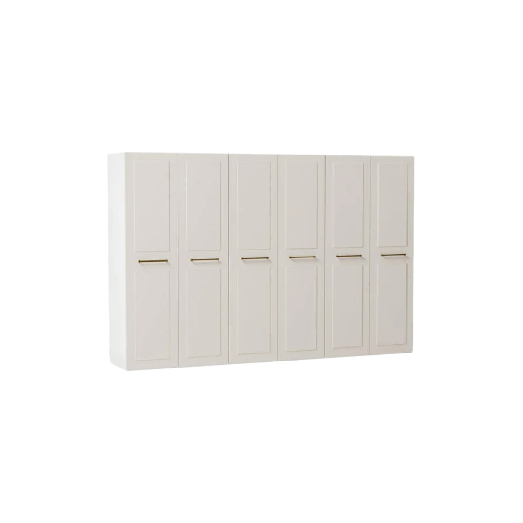 Schlichtes weißes Hochschrank-Design mit sechs Türen und goldfarbener Griffleiste.